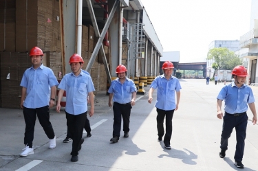 送清凉、致敬意！公司董事长朱在龙带队慰问一线劳动者